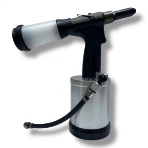 FIXI 504 Havalı Pop Perçin Tabancası Teknik Özellikler: •Çalışma Basıncı: 5 – 7 bar •Çekme Gücü: 15,2 kN •Strok (Vuruş Mesafesi): 26 mm •Uyumlu Perçin Ölçüsü: Ø6.4 mm (tüm materyallerde kullanılabilir) •Ağırlık: 1,7 kg •Kullanım Tipi: Havalı •Ergonomi: Hafif ve dengeli tasarım •Performans: Yüksek verimlilik, dayanıklı ve uzun ömürlü kullanım
